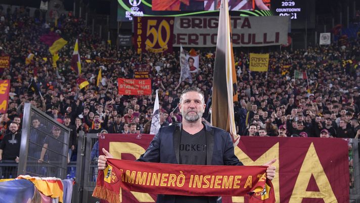 ROME, ITALY - APRIL 14: Ex AS Roma player Vincent Candela pose for a photo prior the UEFA Conference League Quarter Final Leg Two match between AS Roma and FK Bodø/Glimt at Olimpico Stadium on April 14, 2022 in Rome, Italy. (Photo by Fabio Rossi/AS Roma via Getty Images) CUR in Campo, dallo Scudetto al Mondiale: Candela pronto a illuminare Foggia - immagine 1