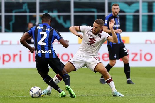 MILAN, ITALY - SEPTEMBER 10: Denzel Dumfries of FC Internazionale battles for possession with Nikola Vlasic of Torino FC during the Serie A match between FC Internazionale and Torino FC at Stadio Giuseppe Meazza on September 10, 2022 in Milan, Italy. (Photo by Marco Luzzani/Getty Images)