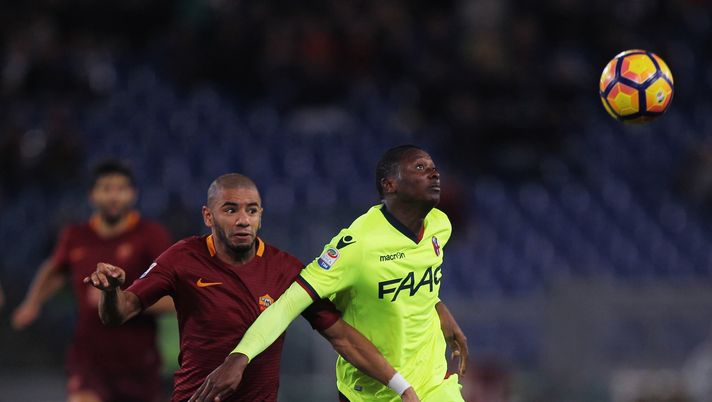 ROME, ITALY - NOVEMBER 06: Bruno Peres (L) of AS Roma competes for the ball with Umar Sadiq of Bologna FC during the Serie A match between AS Roma and Bologna FC at Stadio Olimpico on November 6, 2016 in Rome, Italy. (Photo by Paolo Bruno/Getty Images) Calciomercato Torino: è il Ferragosto di Umar Sadiq - immagine 1