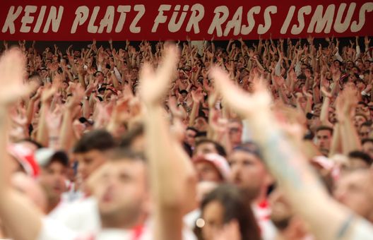 MAGONZA, GERMANIA - 28 AGOSTO: I tifosi dell'1.FSV Mainz sostengono la loro squadra davanti a un cartello con la scritta 'Nessuno spazio al razzismo' durante la seconda tappa dei playoff della UEFA Conference League 2025/26 tra l'1. FSV Mainz 05 e il Rosenborg BK allo stadio Mainz il 28 agosto 2025 a Magonza, Germania. (Foto di Alex Grimm/Getty Images) Razzismo in campo: giovane giocatore del Dusseldorf lascia il campo in lacrime- immagine 2