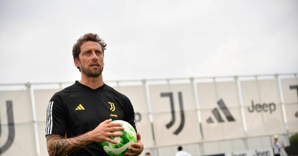 Striscione contro Marchisio da tifosi Juve: “Uomo di me***”. La replica dell’ex giocatore