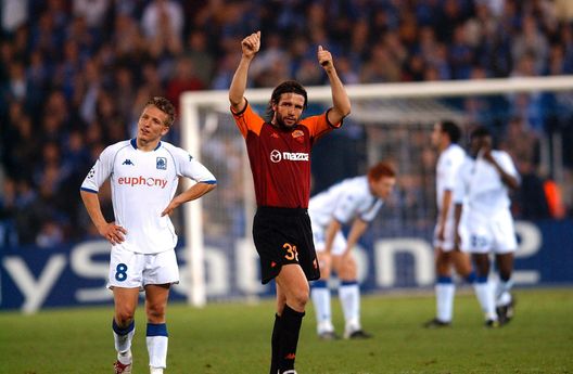 Vincent Candela con la maglia della Roma nel 2002 (Foto di Tim De Waele/Getty Images) CUR in Campo, dallo Scudetto al Mondiale: Candela pronto a illuminare Foggia- immagine 3