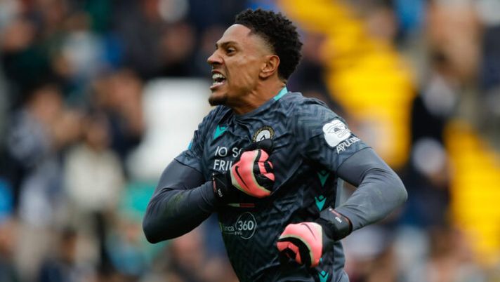 UDINE, ITALY - OCTOBER 05: Maduka Okoye of Udinese celebrates at the end of the Serie A match between Udinese and Lecce at Stadio Friuli on October 05, 2024 in Udine, Italy. (Photo by Timothy Rogers/Getty Images) Okoye: “Inter? Interesse concreto, la richiesta dell’Udinese e perché hanno scelto Martinez” - immagine 1