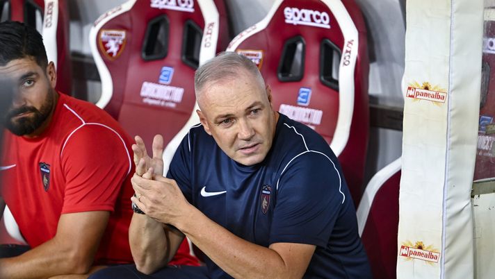 TURIN, ITALY - AUGUST 11: Massimiliano Alvini Head Coach of Cosenza calcio, looks on prior the Coppa Italia match between Torino FC and Cosenza at Olimpico Stadium on August 11, 2024 in Turin, Italy. (Photo by Diego Puletto/Getty Images) Torino-Cosenza 2-0, Alvini: “Fatta buona gara contro una squadra superiore” - immagine 1