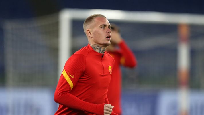ROME, ITALY - DECEMBER 23: Rick Karsdorp of Roma warms up prior to the Serie A match between AS Roma and Cagliari Calcio at Stadio Olimpico on December 23, 2020 in Rome, Italy. Sporting stadiums around Italy remain under strict restrictions due to the Coronavirus Pandemic as Government social distancing laws prohibit fans inside venues resulting in games being played behind closed doors. (Photo by Paolo Bruno/Getty Images) Karsdorp, da rivale di Immobile nei derby a suo compagno al Besiktas? - immagine 1