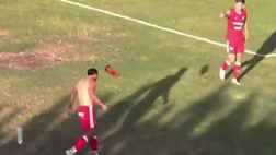 Argentina, esultanza sfrenata dell’attaccante dopo il gol: i tifosi gli lanciano di tutto