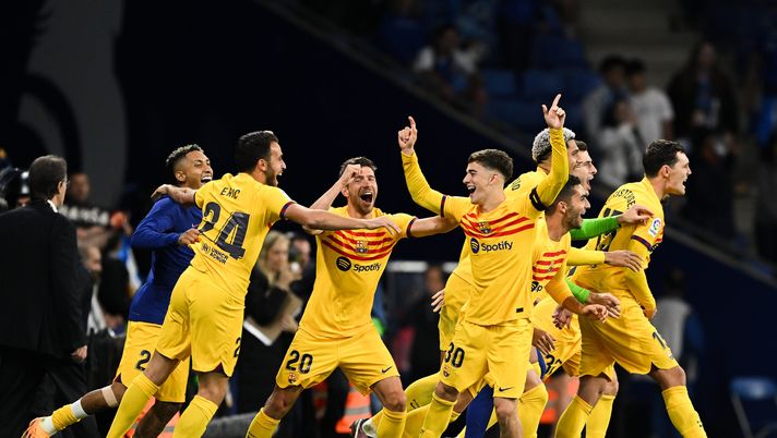 BARCELONA, SPAIN - MAY 14: (L-R) Rafinha, Eric Garcia, Gavi, Sergi Roberto and Ferran Torres of FC Barcelona celebrate winning the LaLiga Santander Title after victory in the LaLiga Santander match between RCD Espanyol and FC Barcelona at RCDE Stadium on May 14, 2023 in Barcelona, Spain. (Photo by David Ramos/Getty Images) Espanyol-Barcellona 2-4: il giorno in cui i blaugrana chiusero i conti - immagine 1