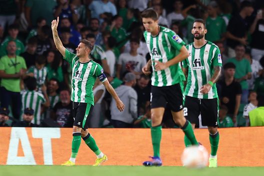 SEVILLE, SPAIN - SEPTEMBER 15: Joaquin of Real Betis celebrates after scoring their side's second goal during the UEFA Europa League group C match between Real Betis and PFC Ludogorets Razgrad at Estadio Benito Villamarin on September 15, 2022 in Seville, Spain. (Photo by Fran Santiago/Getty Images) Pres. Betis: “Se parte Luiz Felipe lo sostituiremo. Sergio Ramos? No…”- immagine 2