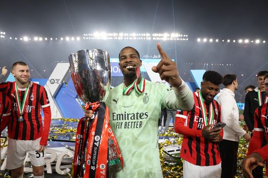 RIYADH, SAUDI ARABIA - JANUARY 06: Mike Maignan of AC Milan celebrates with the trophy after winning the Italian Super Cup Final match between FC Internazionale and AC Milan at Al- Awwal Park Stadium on January 06, 2025 in Riyadh, Saudi Arabia. (Photo by Claudio Villa/AC Milan via Getty Images) Supercoppa 2026 in Arabia: quando si gioca e quali squadre parteciperanno- immagine 4