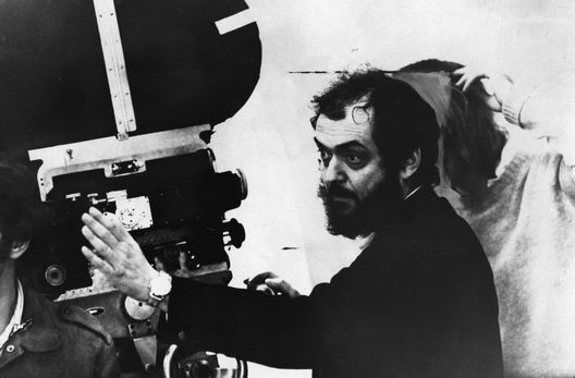 Stanley Kubrick sul set, nel 1971. (Foto di Evening Standard/Getty Images) Italia-Moldavia, la trama surreale di un film che nessuno avrebbe voluto vedere- immagine 3