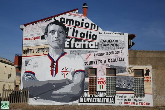 Questo il murale scoperto nel 2017 a San Gavino Monreale, comune italiano di 8 043 abitanti della provincia del Sud Sardegna. No al monumento davanti al mare, sì al murale all’Amsicora: riecco il popolo di Gigi Riva- immagine 2