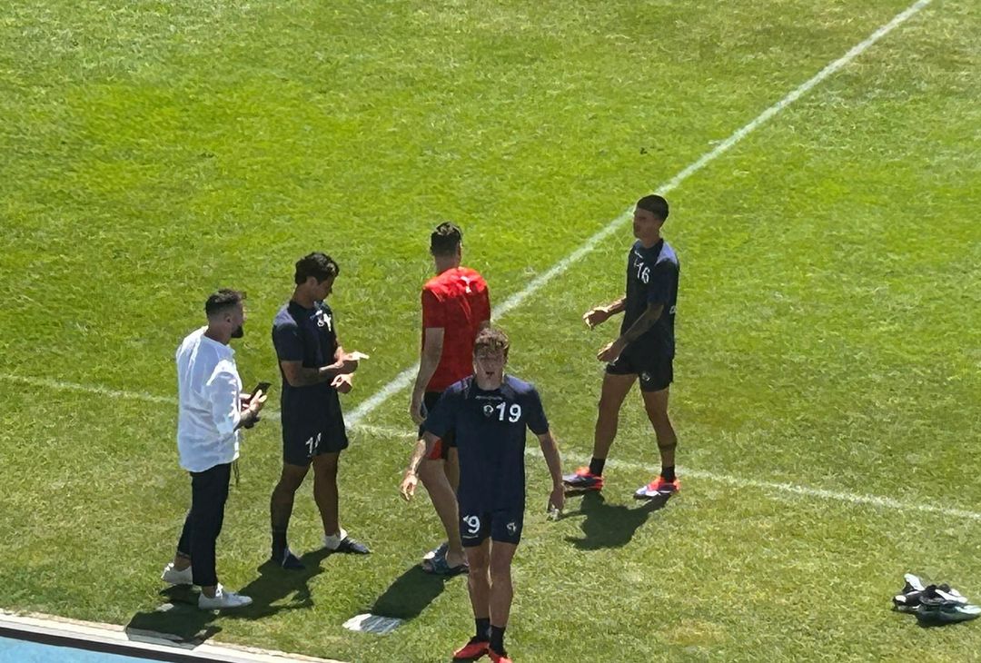 GALLERY Meret concede selfie ai calciatori della Cavese - immagine 3