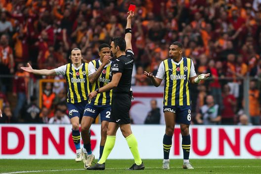 Il Fenerbahçe in 10 rimanda la festa del Galatasaray: Söyüncü decide il derby- immagine 3