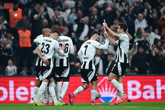Beşiktaş trionfa nel Derby: Galatasaray KO, lotta scudetto riaperta in Turchia- immagine 2
