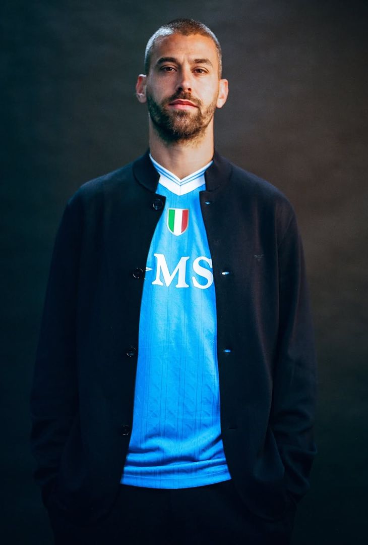Attraverso un carosello su Instagram, il Napoli ha condiviso alcuni scatti di Leonardo Spinazzola in veste EA7, produttore delle maglie del club e dei capi d'abbigliamento azzurri.