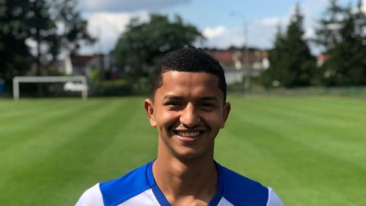 Zynedinne Zydanne con la maglia del Pogon Skwierzyna ESCLUSIVA – Zynedinne Zydanne: “Il mio nome un omaggio a Zidane però mi ispiro anche a Ronaldinho” - immagine 1