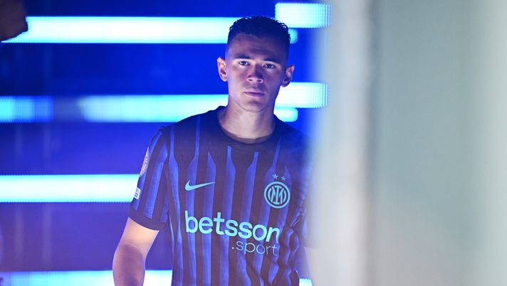 CHARLOTTE, NORTH CAROLINA - JUNE 30: Kristjan Asllani of FC Internazionale looks on prior to the FIFA Club World Cup 2025 round of 16 match between FC Internazionale Milano and Fluminense FC at Bank of America Stadium on June 30, 2025 in Charlotte, North Carolina. (Photo by Mattia Ozbot - Inter/Inter via Getty Images) CorSport: “Sì, alla Fiorentina piace Asllani. Ma la cifra dell’Inter è troppo alta” - immagine 1