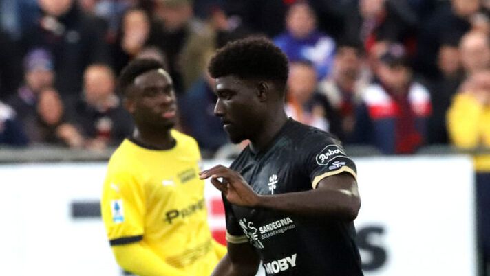 CAGLIARI, ITALY - FEBRUARY 09: Michel Adopo of Cagliari in action during the Serie A match between Cagliari and Parma at Sardegna Arena on February 09, 2025 in Cagliari, Italy. (Photo by Enrico Locci/Getty Images) Cagliari, gol di Adopo o autogol di Vogliacco contro il Parma? La decisione - immagine 1
