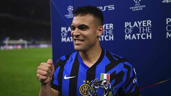 MILAN, ITALY - APRIL 16: Lautaro Martinez of FC Internazionale receives the player of the match trophy after the UEFA Champions League 2024/25 Quarter Final Second Leg match between FC Internazionale Milano and FC Bayern München at San Siro on April 16, 2025 in Milan, Italy. (Photo by Mattia Ozbot - Inter/Inter via Getty Images) Inter, il futuro di Lautaro sembra scritto: “Oggi l’ipotesi più probabile è che tra 12-18 mesi…” - immagine 1
