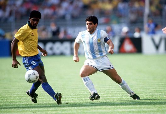 Finale della Coppa del Mondo 1990, seconda fase, Torino, Italia, 24 giugno 1990, Argentina 1 v Brasile 0, Diego Maradona dell'Argentina viene sfidato per la palla dal brasiliano Valdo Filho Argentina, Mastantuono da record: è il più giovane esordiente in partite ufficiali- immagine 3