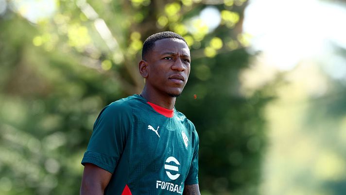 CAIRATE, ITALY - APRIL 09: Pervis Estupinan of AC Milan looks on during an AC Milan Training Session at Milanello on April 09, 2026 in Cairate, Italy. (Photo by Giuseppe Cottini/AC Milan via Getty Images) Milan, Estupiñán non ha convinto: contatti con il suo agente per la cessione - immagine 1