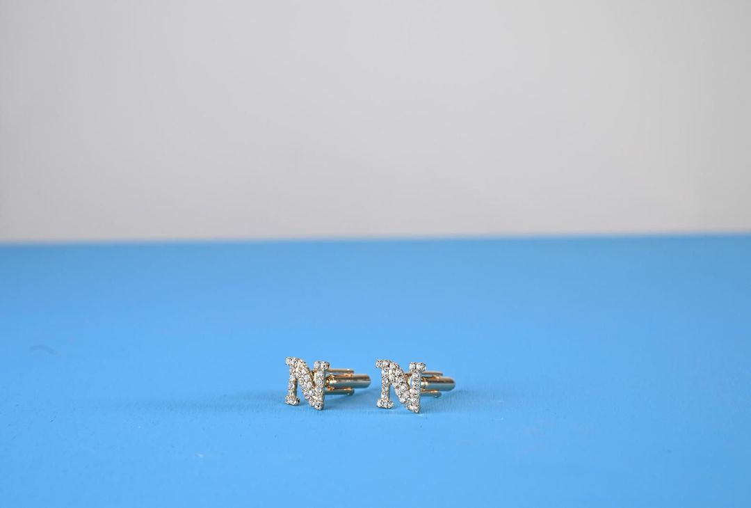 da mercoledì 1 aprile la linea AURA torna disponibile su tutti i canali di vendita. Insieme al ritorno dei prodotti più richiesti, arrivano anche due nuovi articoli: - SSC Napoli Linea AURA Pin da Giacca Monogram - SSC Napoli Linea AURA Coppia di Gemelli Monogram. Dopo l’entusiasmo e la grande risposta al lancio, AURA continua il suo percorso, attraverso una collezione pensata per esprimere l’identità del Club attraverso accessori dallo stile essenziale e riconoscibile.