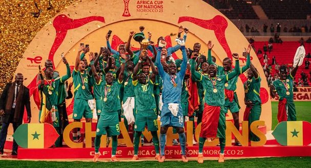 La nazionale senegalese, Kalidou Koulibaly compreso, celebra la 2ª Coppa d'Africa nella storia del paese (18 gennaio)