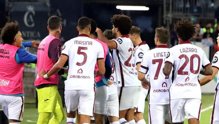 CAGLIARI, ITALY - OCTOBER 20: Antonio Sanabria of Torino celebrates his goal 1-1 during the Serie A match between Cagliari and Torino at Sardegna Arena on October 20, 2024 in Cagliari, Italy. (Photo by Enrico Locci/Getty Images) Gazzetta dura sul peggiore in campo del Torino: “Corre sulle punte come fosse in spiaggia” - immagine 1