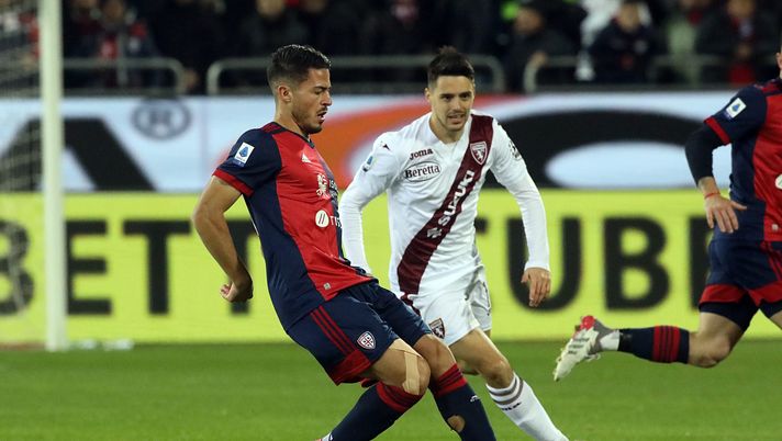 CAGLIARI, ITALY - DECEMBER 06: Andrea Carboni of Cagliari in action during the Serie A match between Cagliari Calcio and Torino FC at Sardegna Arena on December 06, 2021 in Cagliari, Italy. (Photo by Enrico Locci/Getty Images) Cagliari-Torino 1-1, il tabellino: ammoniti Pobega, Lukic, Buongiorno e Zima - immagine 1