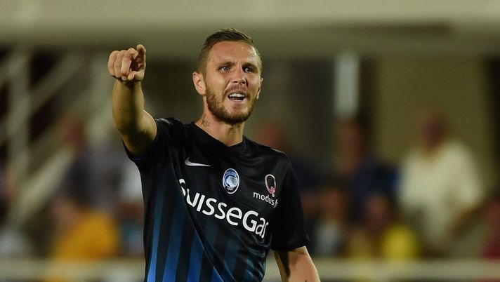 BERGAMO, ITALY - AUGUST 21: Jasmin Kurtic of Atalanta BC gestures during the Serie A match between Atalanta BC and SS Lazio at Stadio Atleti Azzurri d'Italia on August 21, 2016 in Bergamo, Italy. (Photo by Pier Marco Tacca/Getty Images)