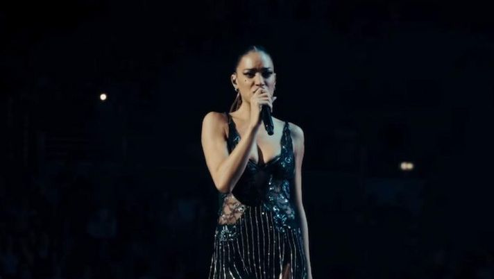 Foto tratta da Instagram Elodie Elodie lancia via il cellulare di un giornalista. Lei: “Orrendo, mettiamoci sto telefono nel c***” - immagine 1