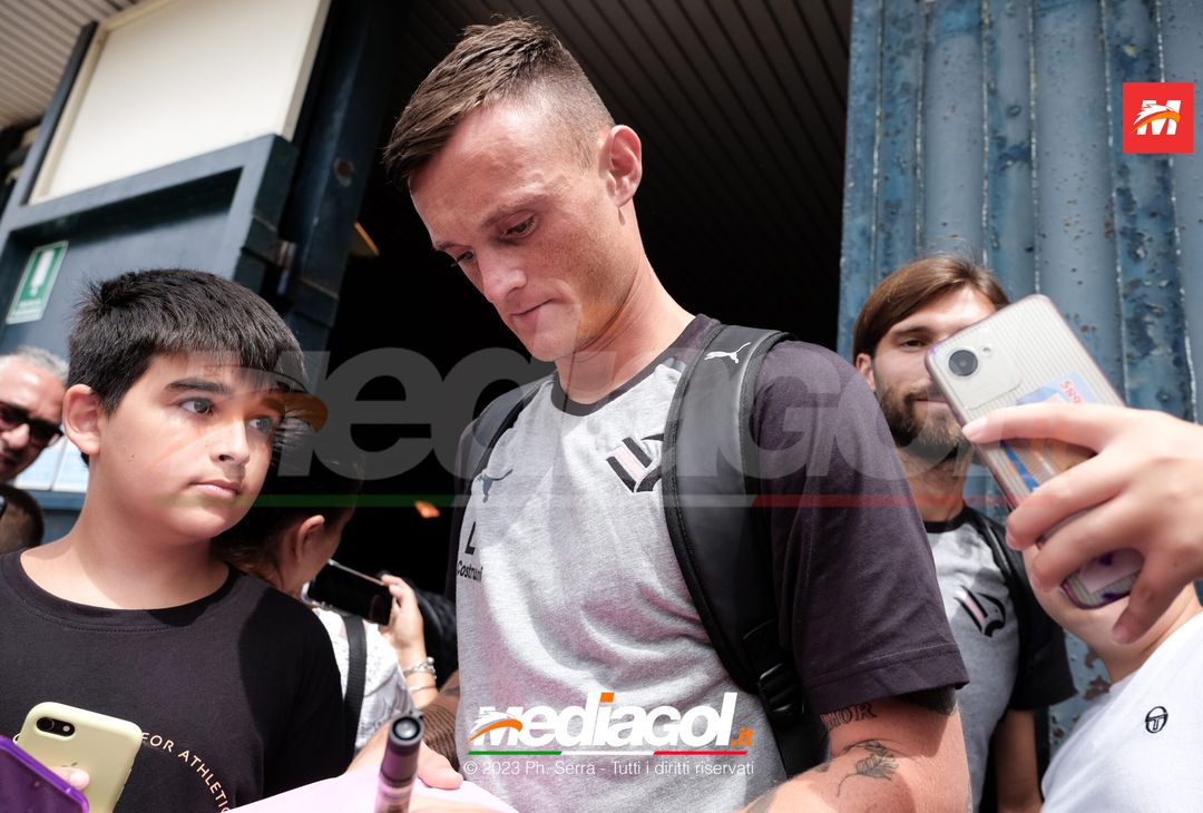 FOTO PALERMO, Liam Henderson: selfie e autografi con i tifosi del Palermo (Gallery) - immagine 6