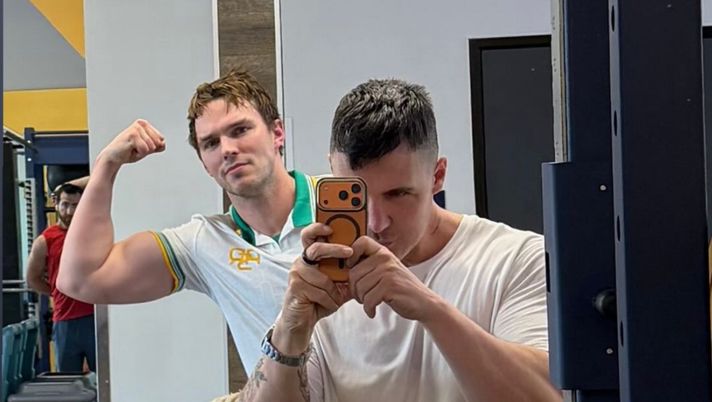 Lex Luthor tifa Roma! Lo scatto di Nicholas Hoult con la maglia giallorossa - immagine 1