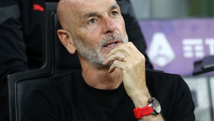 MILAN, ITALY - MAY 03: Stefano Pioli, Head Coach of AC Milan, looks on prior to the Serie A match between AC Milan and US Cremonese at Stadio Giuseppe Meazza on May 03, 2023 in Milan, Italy. (Photo by Marco Luzzani/Getty Images) Milan, vittoria per 7-0 sul Lumezzane: ottimi segnali da Pulisic e la scelta sul modulo - immagine 1