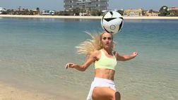 VIDEO / Alisha Lehmann si allena sulla spiaggia di Dubai: scatti, palleggi e acrobazie