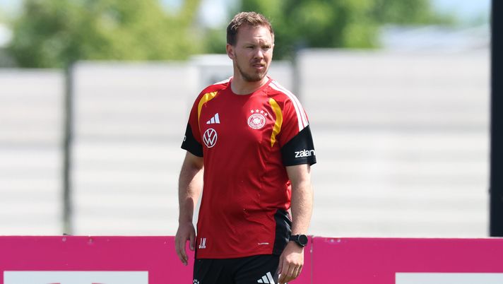 HERZOGENAURACH, GERMANY - MAY 30: Julian Nagelsmann, Head Coach of Germany, looks on during a team Germany training session at Homeground on May 30, 2026 in Herzogenaurach, Germany. Germany are preparing in Herzogenaurach for their upcoming international friendly matches, before heading out to the United States to participate in the FIFA World Cup 2026. (Photo by Alexander Hassenstein/Getty Images) Flop Germania al Mondiale, Negalsmann si dimette: il sogno ora è Klopp – TMW - immagine 1