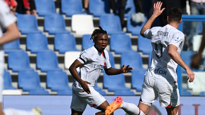 REGGIO NELL'EMILIA, ITALY - APRIL 14: Samuel Chukwueze of AC Milan ccelebrates after scoring a goal before the goal was canceled during the Serie A TIM match between US Sassuolo and AC Milan at Mapei Stadium - Citta' del Tricolore on April 14, 2024 in Reggio nell'Emilia, Italy. (Photo by Claudio Villa/AC Milan via Getty Images) Milan, Galli: “A Roma metterei Chukwueze con Pulisic e Leao, Loftus-Cheek…” - immagine 1