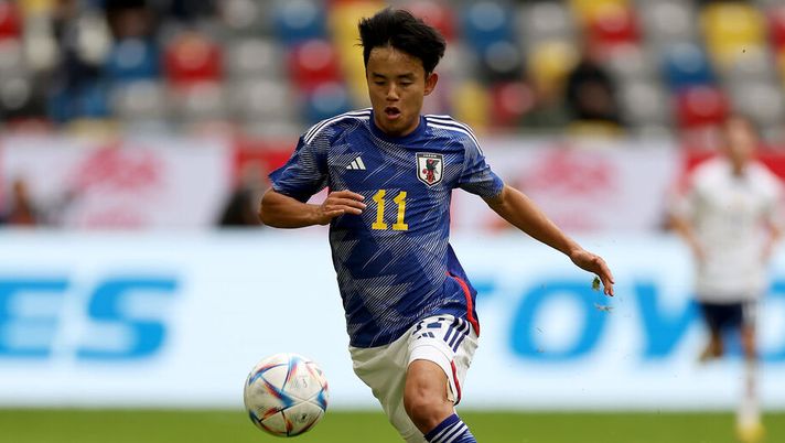 DUESSELDORF, GERMANY - SEPTEMBER 23: Takefusa Kubo of Japan runs with the ball during the international friendly match between Japan and United States at Merkur Spiel-Arena on September 23, 2022 in Duesseldorf, Germany. (Photo by Lars Baron/Getty Images) Kubo fa infuriare il Perù: scambia la maglia ma poi la getta a terra - immagine 1