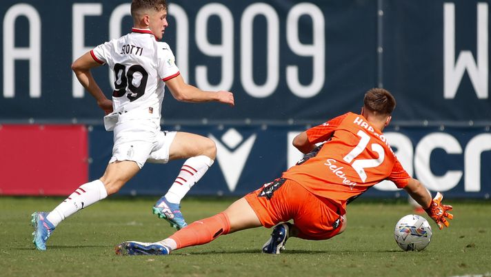 BOLOGNA, ITALY - OCTOBER 06: Ukko Happonen of Bologna intercepts a run into the penalty area by Filippo Scotti of Milan during the Primavera 1 match between Bologna U20 and AC Milan U20 at stadio di Crespellano on October 06, 2024 in Bologna, Italy. (Photo by AC Milan/AC Milan via Getty Images) L’agente Borozan scommette su Happonen: “Ha un grande futuro davanti a sè” - immagine 1