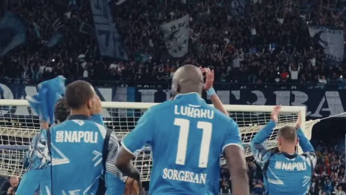 VIDEO Il Napoli sotto la Curva: e i tifosi fanno partire il coro per gli azzurri - immagine 1
