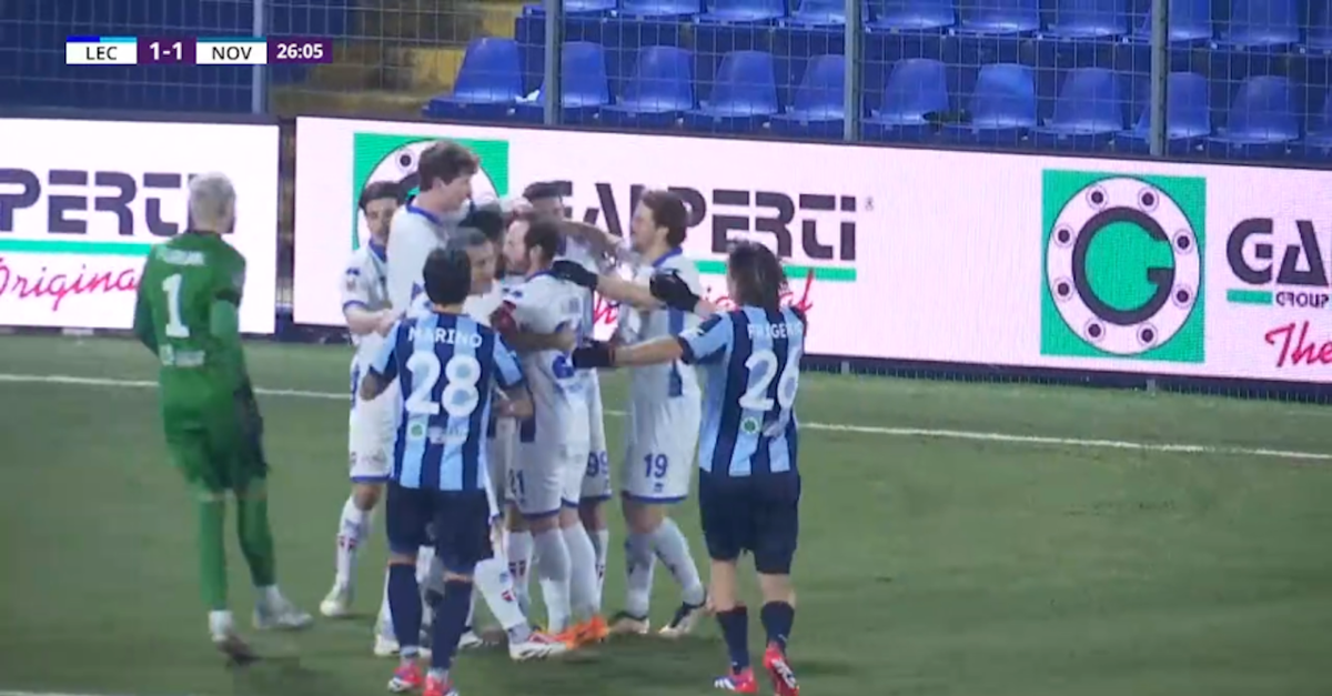 Serie C, gol con un difensore a terra: caos in Lecco Novara | VIDEO