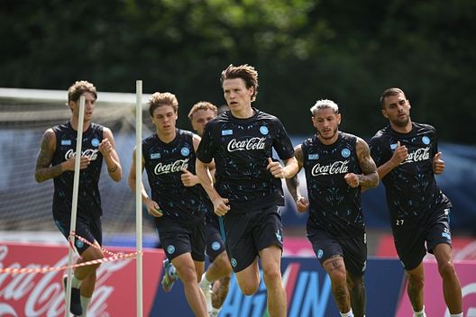 Scott McTominay, Pasquale Mazzocchi, Noa Lamg, Alessio Zerbin, e altri giocatori del Napoli durante una sessione di allenamento il 18 luglio 2025 a Dimaro Conte da Dimaro: “Si riparte dallo scudetto sul petto”, e annuncia Beukema- immagine 4