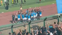 Il Napoli è in Primavera 1! L’esultanza degli azzurrini coi tifosi a fine partita