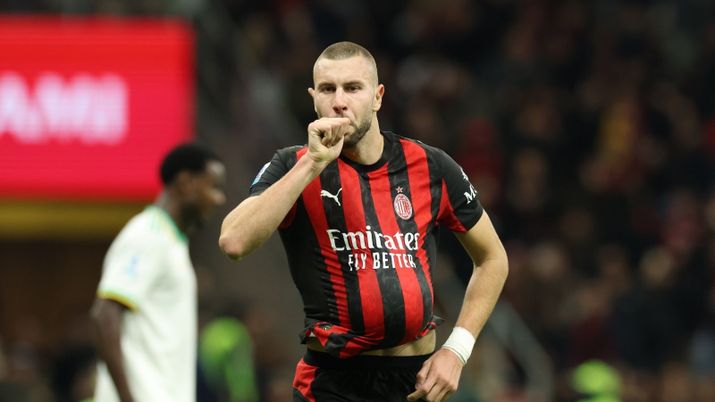 Pavlovic con la maglia del Milan in un match di Serie A contro la Roma