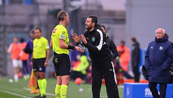 SASSUOLO, ITALY - DECEMBER 06: Referee Luca Pairetto
speaks to Fabio Grosso, Head Coach of US Sassuolo Calcio, during the Serie A match between US Sassuolo Calcio and ACF Fiorentina at Mapei Stadium Citta del Tricolore on December 06, 2025 in Sassuolo, Italy. (Photo by Alessandro Sabattini/Getty Images) Sassuolo, rosso a Fabio Grosso, salta San Siro: “Ma Pinamonti non sembra così grave”… - immagine 1