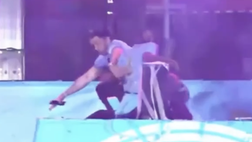 Grealish vola dall’autobus durante i festeggiamenti del City