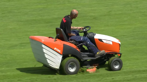 Braunschweig-Holstein Kiel posticipata per accorciare l'erba dello Stadion am Salzgittersee (Screenshot Youtube Braunschweig) Braunschweig Holstein Kiel