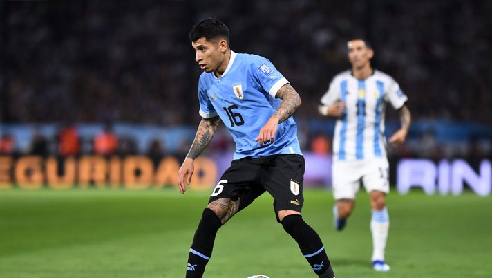BUENOS AIRES, ARGENTINA - NOVEMBER 16: Mathias Olivera of Uruguay controls the ball during a FIFA World Cup 2026 Qualifier match between Argentina and Uruguay at Estadio Alberto J. Armando on November 16, 2023 in Buenos Aires, Argentina. (Photo by Rodrigo Valle/Getty Images) Copa America, l’Uruguay batte Panama 3-1: ruolo inedito per Olivera - immagine 1