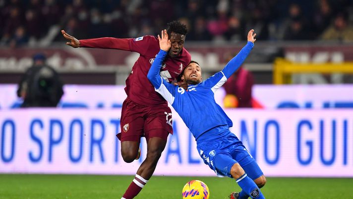 TURIN, ITALY - DECEMBER 02: Federico Di Francesco of Empoli is tackled by Wilfried Singo of Torino FC during the Serie A match between Torino FC and Empoli FC at Stadio Olimpico di Torino on December 02, 2021 in Turin, Italy. (Photo by Valerio Pennicino/Getty Images) La moviola di Torino-Empoli 2-2, rosso a Singo per DOGSO: quali sono i criteri - immagine 1
