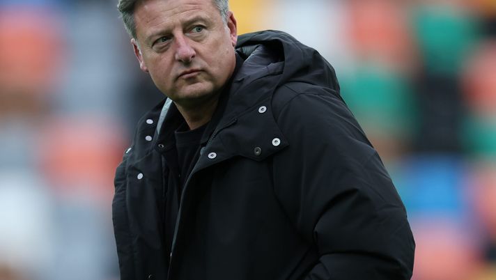 UDINE, ITALY - NOVEMBER 22: Kosta Runjaic, manager of Udinese, out on the pitch ahead of the Serie A match between Udinese Calcio and Bologna FC 1909 at Stadio Friuli on November 22, 2025 in Udine, Italy. (Photo by Timothy Rogers/Getty Images) Udinese News – Runjaic ripropone Bertola? La probabile formazione - immagine 1